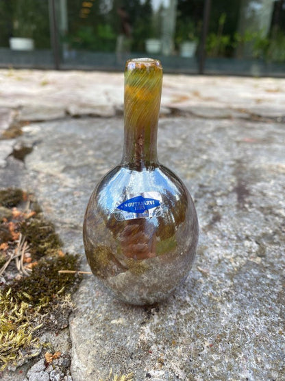 Vase art-bottle Mansikkapaikka, luster glass by Oiva Toikka. Nuutajärvi, 1980s